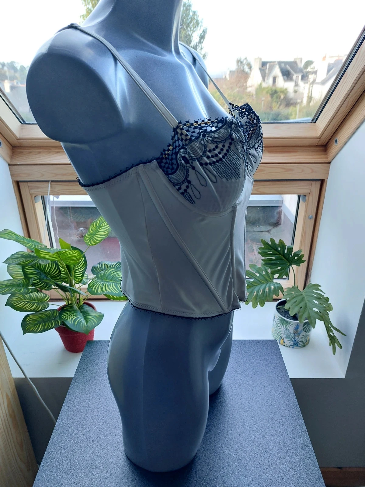 Satijnen en geborduurd bustier, romantische look Maat S/M – photo 5